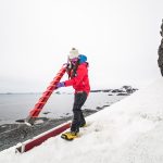 Investigadora tomando muestras de nieve en isla Rey Jorge sector Elefantera. Foto_Harry Díaz_INACH