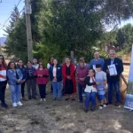 Familias y autoridades en entrega de terreno para iniciar construcción de 7 casas en Cochrane